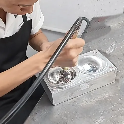 Manual precision polishing process for optical mold cavities, ensuring high-gloss surface finish and ultra-low roughness for lens production. Suitable for injection mold finishing, optical component tooling, and precision surface refinement, delivering stable quality for high-performance optical applications.