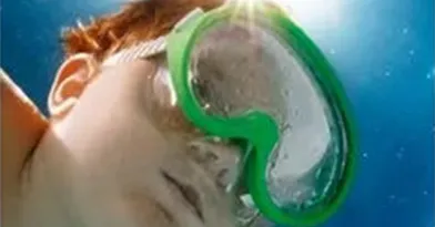 Optical-grade tempered lens for diving goggles and swim masks, integrated with advanced anti-fog treatment and clear underwater light transmittance.